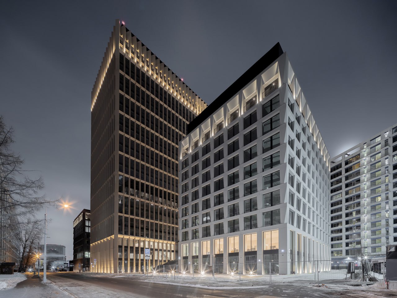 Штаб квартира STONE переехала в STONE Towers Девелопер STONE перевез свой центральный офис в деловой квартал STONE Towers Пространство разместилось на 5 и 6 этажах бизнес центра Tower C Дизайн интерьера разработан архитектурным бюро T T Architects Особенностью нового пространства стали многофункциональные зоны с раздвижными перегородками которые позволяют трансформировать помещения под разные задачи Здесь можно организовать как небольшие кабинеты на 2 4 человека так и открытые пространства для командной работы или переговорные комнаты В офисе предусмотрены рабочие места в формате хот деск зоны для отдыха и общения оборудованные кофепоинты офисы