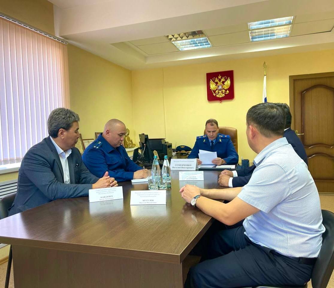 kalmprok Прокуратура Республики Калмыкия Назначен прокурор Сарпинского района Приказом Генерального прокурора Российской Федерации от 17 09 2025 советник юстиции Бадма Горяев Церен Сергеевич назначен на должность прокурора Сарпинского района Республики Калмыкия Церен Бадма Горяев родился в 1982 году в п Яшкуль Яшкульского района Республики Калмыкия В 2004 году окончил Саратовскую государственную академию права по специальности юриспруденция Женат воспитывает сына В органах прокуратуры работает с 2005 года пройдя последовательно ступени от следователя старшего следователя прокуратуры помощника прокурора прокурора отдела заместителя прокурора до прокурора района До назначения занимал должность прокурора Яшалтинского района Республики Калмыкия За время службы зарекомендовал себя с положительной стороны грамотным специалистом добросовестным и ответственным работником принципиальным и требовательным руководителем обладающ Калмыкия Калмыкия Элиста регион08 ПрокуратураРК c источник