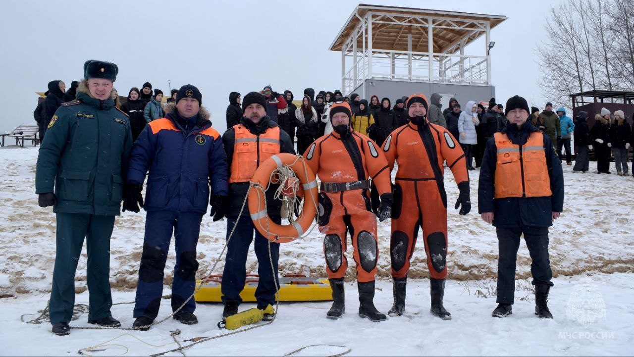 Не оказаться на грани  Хрупкий лёд и его опасность стали темой отдельного блока практических занятий со школьниками Володарска.   Правила безопасного поведения,  алгоритмы самоспасения и экстренной помощи другим ребята разобрали вместе со спасателями АСО Дзержинска и сотрудниками ГИМС.    Вадим Фартушный - старший госинспектор Дзержинского инспекторского участка Центра ГИМС ГУ МЧС России по Нижегородской области - показал ребятам, как можно организовать спасение из полыньи при помощи верёвки и конца Александрова.   Мальчишки и девчонки на собственном опыте убедились, что "играть в спасателя" совсем не легко. Нужно не просто оценить свои силы и возможности, а ещё чётко и быстро действовать. А лучше и вовсе избегать ситуаций на грани, ведь хрупкий лёд беспечности не прощает!    - Сергей Котов