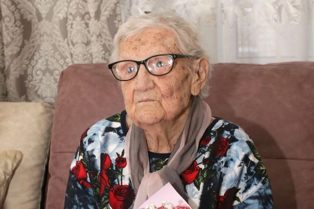 Старейшая жительница России Клавдия Гадючкина скончалась в Ярославле в возрасте 116 лет Клавдия Михайловна видела и помнила Первую мировую войну революцию Великую Отечественную войну Вместе со страной она прошла все перипетии XX века Много работала на ткацкой фабрике Красный Перевал Клавдия Гадючкина увидела четыре поколения своей семьи у нее шесть внуков восемь правнуков и четыре праправнука Подписаться на Российскую газету в Читать нас в MAX