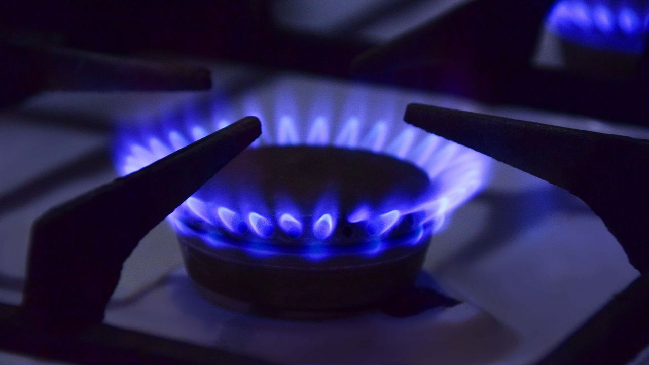 В поселке Челябинской области впервые за десятки лет модернизировали газовую сеть В Челябинской области продолжается реализация регионального проекта "Большой ремонт 74". В Карталинском районе уже построили новую газораспределительную станцию, мощностью в два с половиной раза больше прежней. Реконструкции сети газораспределительной станции в Еленинском сельском поселении ждали не один десяток лет. Все затянулось из-за процедуры оформления землеотвода. К строительству ГРС все же приступили два года назад. "У нас идет увеличение мощности с пяти тысяч кубических метров в час до тринадцати с половиной тысяч кубических метров в час. Это получается в два с половиной раза увеличится мощность данного оборудования, что хватит на ближайшие десятилетия", – отмечает директор ООО "Энерго-С" Алексей Галиулин. Мощность газораспределительной станции понадобится и для развития промышленности района. А вот ремонт четырехкилометрового напорного канализационного трубопровода в Карталах – проект долгожданный. Его проводят в рамках программы "Большой ремонт 74", работа выполнена уже на 30 %. "Сегодня более 30 миллионов рублей было выделено на замену коллектора, подводящих сетей", – комментирует глава Карталинского района Анатолий Вдовин. Программа "Большой ремонт 74", инициированная губернатором Алексеем Текслером в марте 2025, направлена на обновление систем теплоснабжения, водоснабжения и водоотведения по всей области. Вести Южный Урал Челябинск