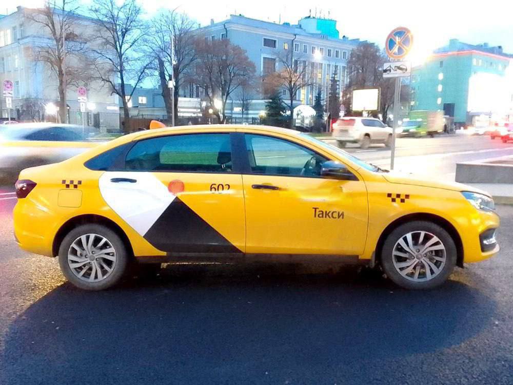 Lada Aura уже начала появляться на линиях такси В Москве и Санкт Петербурге эта модель используется в тарифе Комфорт а в ряде других городов в Комфорт Плюс Подпишись на нас в МАХ