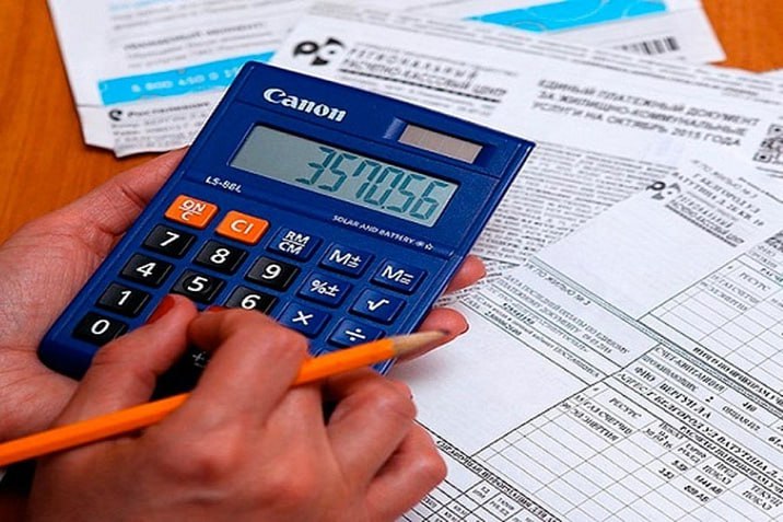 В Алтайском крае можно оформить субсидию на оплату ЖКУ Органы соцзащиты предоставляют субсидии на оплату ЖКУ в Алтайском крае Подать заявление можно в МФЦ или на Госуслугах Консультации доступны по телефону Единого контакт центра 8 800 100 00 01 в рабочие дни Субсидии получают одиноко проживающие граждане и семьи с низкими доходами включая семьи с детьми Около половины получателей семьи с доходом ниже прожиточного минимума Размер субсидии рассчитывается индивидуально и зависит от состава семьи доходов и вида домостроения Чем ниже доход тем выше субсидия При росте тарифов субсидии увеличиваются В 2025 году средний размер субсидии составил более 3 000 рублей на семью субсидии получили более 81 тыс семей из бюджета края на это выделено более 2 млрд рублей Субсидии выплачиваются своевременно и в полном объеме barnaul org