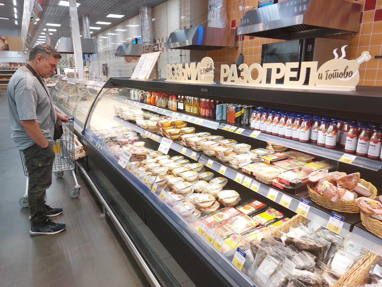 Российские рестораторы предложили приравнять готовую еду к кулинарии Супермаркеты резко против Месяцем ранее в Госдуму внесли проект который приравнивает готовую еду к кулинарии и запрещает готовить такие блюда прямо в магазинах Производители готовых блюд называют это ошибкой Они объясняют что фабричная еда создается на кухнях производства проходит герметичную упаковку и строгие температурные режимы Если ставить её в один ряд с магазинной кулинарией контроль качества станет почти невозможным Рестораторы же настаивают на обратном Раз все борются за одного покупателя то и правила по их мнению должны быть общими для всех Тем временем рынок готовой еды в России растёт на 20 в год и может превысить 1 15 триллиона рублей в 2025 году И теперь за него начинается ожесточенная борьба Запасаемся попкорном