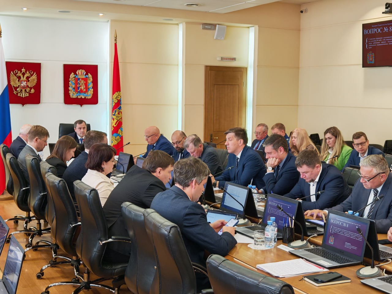Отчет об исполнении краевого бюджета за 2024 год рассмотрен на заседании регионального Правительства, которое провел вице-премьер Владимир Бахарь Ключевые показатели 2024 года Доходы – 429,1 млрд рублей, в т.ч. собственные доходы – 393,6 млрд на 20 млрд выше уточнённого плана . Расходы – 432,2 млрд рублей, в т.ч. за счёт собственных средств – 396,5 млрд рублей. Приоритеты финансирования нацпроекты поддержка граждан и развитие социальной сферы экономическое и комплексное территориальное развитие Национальные проекты • Финансирование – 27 млрд рублей. Впервые по итогам года кассовое исполнение по ним превысило 99%. Социальная поддержка населения – 77 млрд рублей, в т.ч. 15 млрд для семей с детьми. Капитальные расходы • Общий объём – 75 млрд рублей, в т.ч. числе 28 млрд – проектирование, строительство и реконструкция 158 объектов. Поддержка территорий • Межбюджетные трансферты – 146 млрд рублей на 12 млрд выше, чем в 2023 году . Финансирование госпрограмм 23 госпрограммы с общим объемом более 400 млрд рублей на 17,2 млрд больше, чем в 2023 году . Основной рост – в программах образования, здравоохранения, ЖКХ. До 1 июня проект закона «Об исполнении краевого бюджета за 2024 год» будет внесен в Законодательное Собрание. #КрасноярскийКрай #Бюджет2024