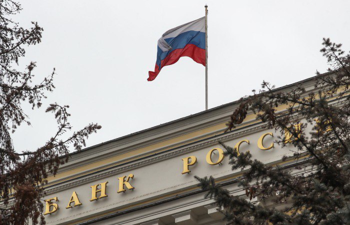 ЦБ РФ опубликовал календарь решений по ставке на 2026 год Банк России опубликовал график заседаний совета директоров по ключевой ставке на 2026 год Первое заседание по ставке в следующем году пройдет 13 февраля оно будет опорным то есть будет сопровождаться публикацией среднесрочного макропрогноза комментарием к нему и резюме обсуждения ставки Следующий совет директоров назначен на 20 марта второе опорное заседание пройдет 24 апреля Также заседания назначены на 19 июня 24 июля опорное 11 сентября 23 октября опорное и 18 декабря 2026 года ifax go