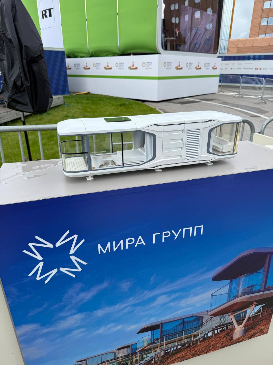 На полях Питерского экономического форума на площадке компании «МИРА ГРУПП» ознакомился с интересными решениями комфортных некапитальных модульных домов для глэмпингов и отельных комплексов. Встретился с руководством компании. Обсудили, в том числе, возможность производства, сборки таких конструкций на территории Кабардино-Балкарии. Обязательно более подробно изучим перспективы сотрудничества, потому что в Кабардино-Балкарии как раз реализуется программа поддержки инвестиционных проектов по созданию модульных некапитальных средств размещения в рамках национального проекта «Туризм и гостеприимство». На создание в республике таких объектов в течение трех лет из федерального бюджета будет выделено 740 миллионов рублей. Планируем реализовать 35 проектов с общим фондом более 500 номеров.