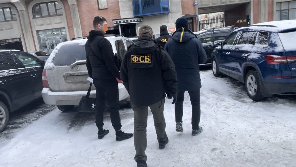 В Бердске завели дело за сокрытие информации о террористе Житель города не сообщил властям о знакомом, участвовавшем в террористической деятельности. ФСБ Новосибирской области возбудило против мужчины уголовное дело по статье 205.6 УК РФ. Ранее его задержали за публичную поддержку террористических действий в Telegram. Выяснилось, что он переписывался с лидером запрещённой в России террористической организации «Русский добровольческий корпус» и получал от него информацию, которую скрыл от следствия. Подозреваемый сейчас под домашним арестом. Фото: УФСБ НСО Прислать новость