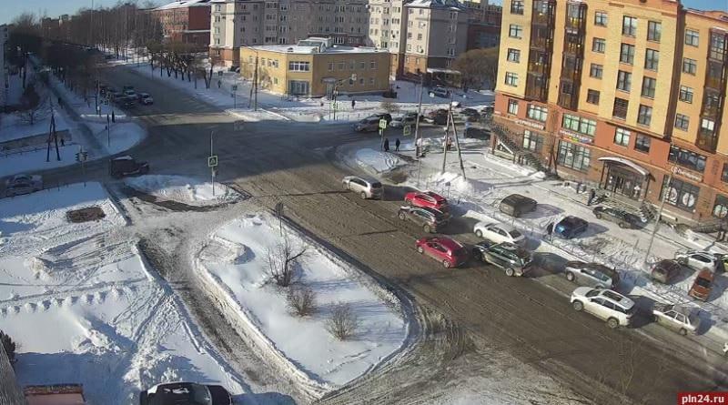 В Пскове расширят перекрёсток Коммунальной и Народной Чтобы снизить напряжённость на одном из самых загруженных участков города в Пскове планируют реконструкцию перекрёстка улиц Коммунальной и Народной Будет выделена отдельная стрелка для поворота налево Организованы две полосы движения прямо Это повысит пропускную способность и снизит конфликты между водителями особенно на левой полосе улицы Коммунальной где сейчас часто возникают спорные ситуации Светофор останется четырёхфазным включая безопасный переход для пешеходов Изменения в режиме работы светофора не предусмотрены Проектно сметная документация уже готова Работы возможны во второй половине 2026 года при условии выделения финансирования Напомним на этом участке уже фиксируются случаи выезда на встречку штраф за такое нарушение составляет 7500 рублей со скидкой 5625 руб