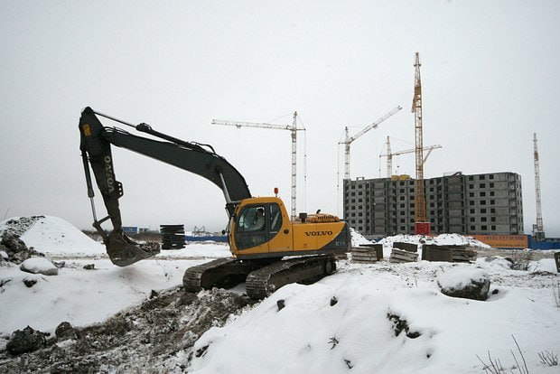 В Ленинградской области готовят к запуску крупнейший проект комплексного развития территорий  КТР  площадью 57 гектар, сообщает «Деловой Петербург».  В проект вложат 70,8 миллиарда рублей. Муниципальные власти Кузьмоловского городского поселения Ленинградской области провели торги на право КРТ в массиве «Ручьи-2». В лот вошел участок будущего мини-города восточнее Ленинградского шоссе и Кузьмоловского кладбища. На участке можно строить многоквартирные жилые дома высотой до 21 этажа, объекты социнфраструктуры, инженерию и объекты благоустройства.  Утвержденного проекта планировки территории в настоящее время нет. Предварительно, речь может идти более чем о 0,4 миллиона квадратных метров жилья. Срок реализации проекта — не более 15 лет.