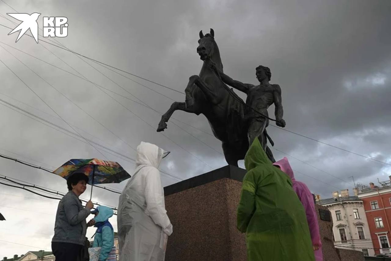 В Петербурге объявлен жёлтый уровень погодной опасности На Северную столицу надвигается гроза, ожидается, что начнётся она с 15:00 до 21:00. Те, кто устал от жары, конечно, выдохнут, потому что осадки немного освежат прогретый Петербург. Но, тем не менее, в городе введён жёлтый уровень погодной опасности, а жителей и гостей города призвали проявить особую осторожность и по возможности воздержаться от поездок на личном транспорте. : Алексей Булатов : СПб — отдай свой буст нам