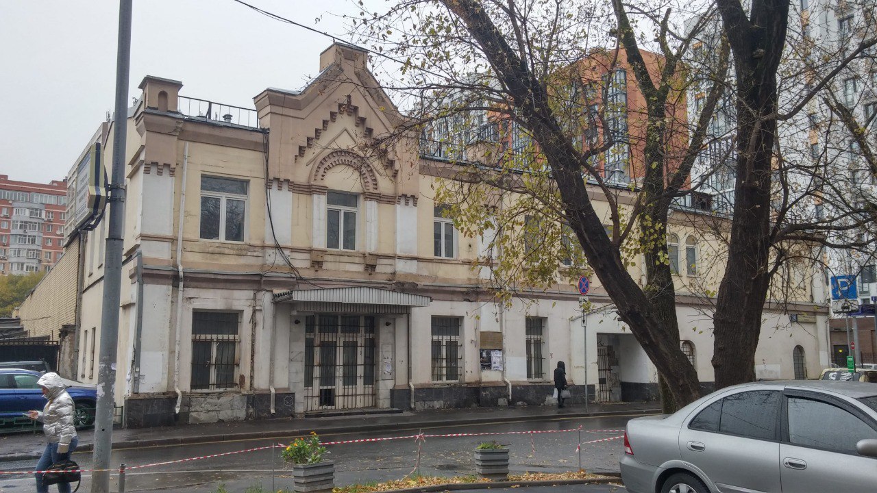 R4S возведет элитный дом на Пресне Антон Филатов выяснил, что компания «Стройсервис», победившая на торгах по продаже здания на Пресненском валу, принадлежит девелоперу R4S. На месте двухэтажного дома, построенного в 1884 году и не имеющего охранного статуса, застройщик планирует возвести элитный жилой комплекс. Из-за ажиотажа на торгах девелопер приобрел здание за 1,1 млрд рублей, хотя стартовая цена составляла 262,5 млн рублей.