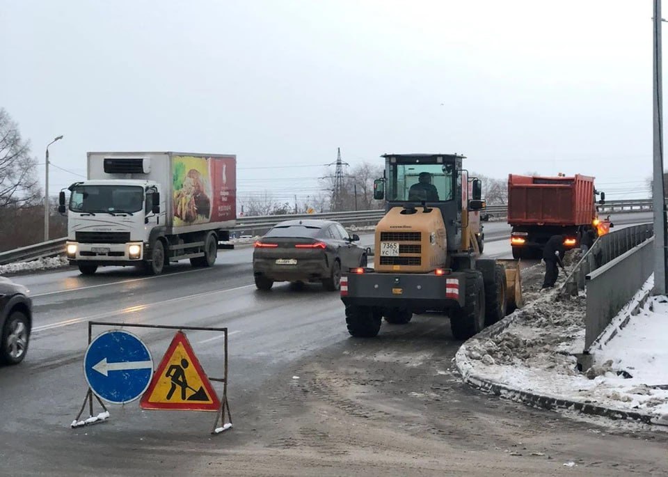 Несмотря на положительные температуры воздуха и благоприятный прогноз погоды, дорожные службы Челябинска готовятся к зимнему сезону. Об этом сообщил на аппаратном совещании вице-мэр Андрей Ксензов. По его словам, с завтрашнего дня в городе начнут дежурить подготовленные к зимней уборке дорог машины.  — Силами КДХ провели проверку подготовки подрядчиков техники и производственных баз к зимнему содержанию. С 1 октября ставим на дежурство по 2-3 комплексные дорожные машины на район для того, чтобы встретить первые заморозки,  — сказал Андрей Ксензов.