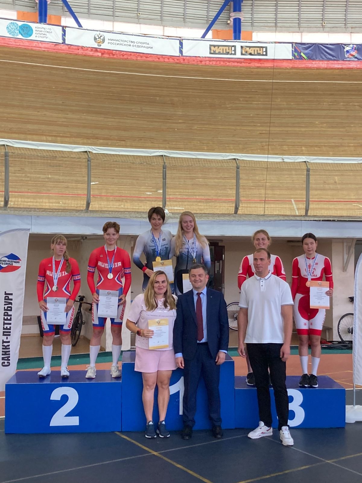Красноярские велосипедистки завоевали серебро чемпионата России В Санкт-Петербурге завершился чемпионат страны по велоспорту-тандем-трек спорта слепых. В соревнованиях приняли участие более 100 спортсменов из 15 регионов России. Представительницы Красноярского края Людмила Левданская и спортсмен-пилот Анна Мишина завоевали серебро чемпионата на дистанции 1000 метров. Первыми здесь стали велосипедистки из Санкт-Петербурга, а третье место заняли спортсменки Москвы. Поздравляем наших велосипедисток и их тренера Вячеслава Молодцова.