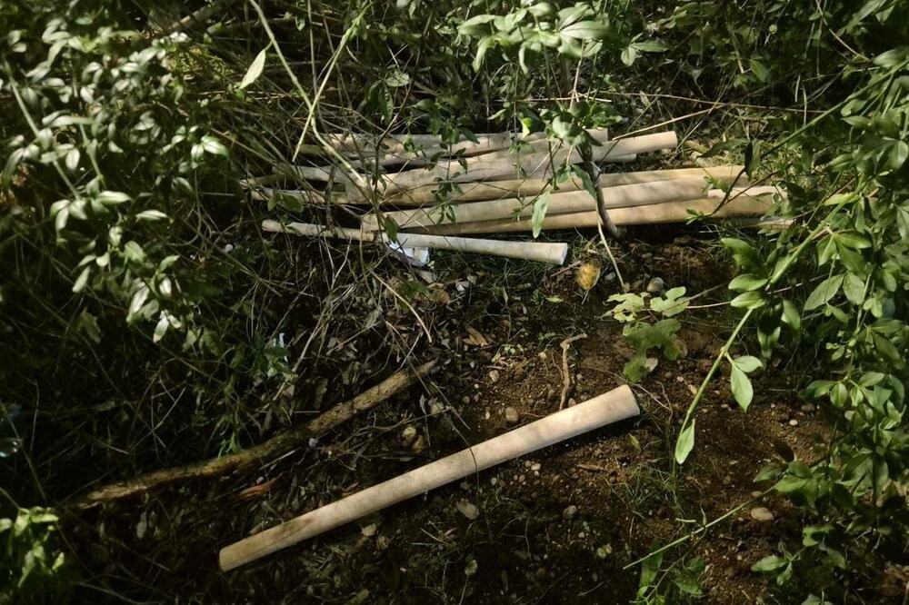 Полиция Подгорицы задержала нескольких граждан Черногории после того как обнаружила и изъяла несколько бейсбольных бит подготовленных для нападения в районе Забьело в столице Черногории Подгорице Задержания были проведены в рамках усиленных мер в связи с публикациями в социальных сетях призывающими к насилию и разжигающими ненависть высказываниями после инцидента в котором граждане Турции и Азербайджана напали на черногорца позавчера вечером Полицейское управление обратилось к гражданам с просьбой воздержаться от любых актов насилия Черногория Новости