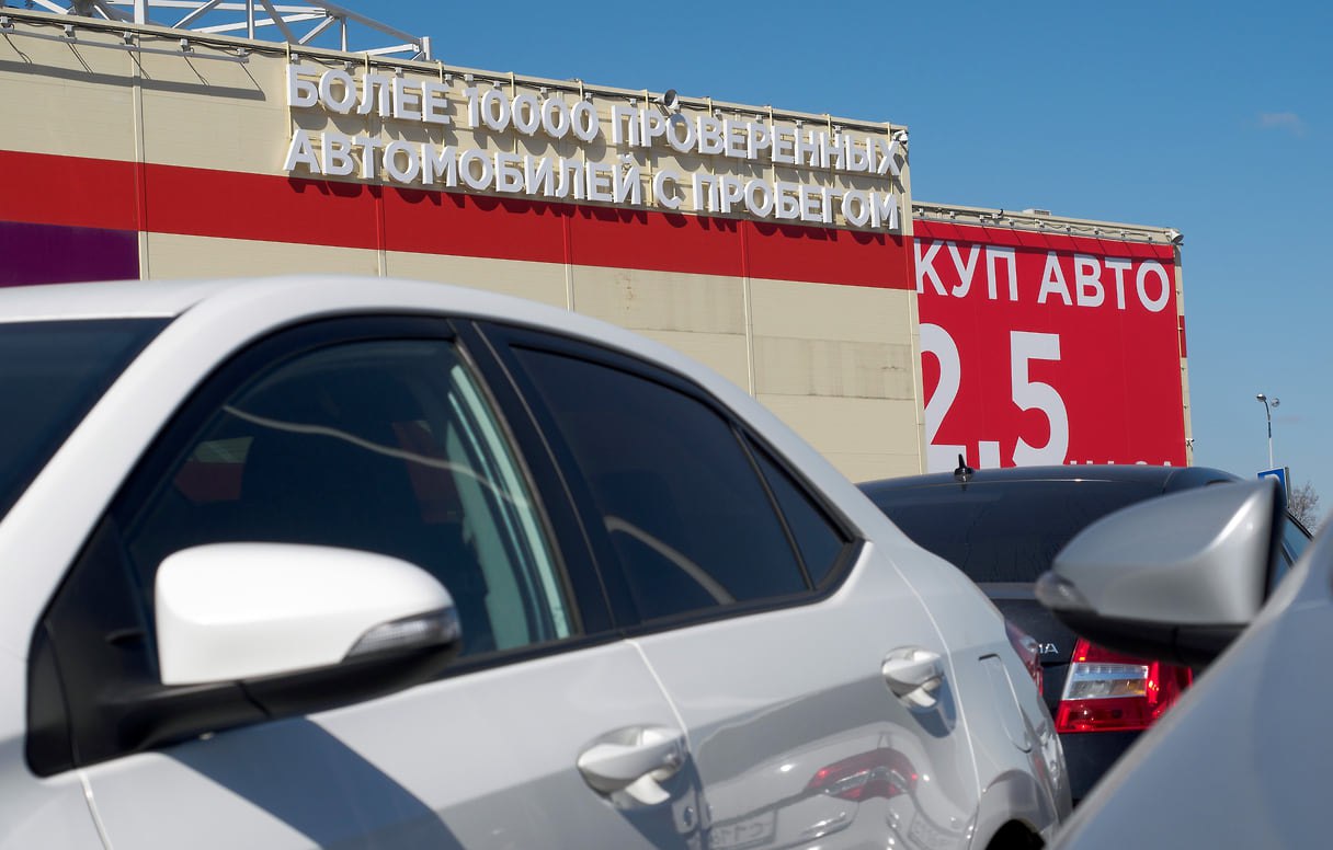 Продажи автомобилей с пробегом в Петербурге за полгода сократились на 7%  По итогам 6 месяцев текущего года в Петербурге продано 82 799 автомобилей с пробегом. Это на 7% меньше показателя за 1 половину 2024 года. Данные предоставил аналитический центр Автомаркетолог со ссылкой на Telegram-канал AutoRun SPb.  Лидером вторичного рынка в янва–июне стала Lada с 7801 проданным авто, что на 8% меньше, чем годом ранее.  Далее в топ-5 расположились KIA, Volkswagen, BMW и Hyundai. Продажи этих брендов также сократились. Самое серьезное падение зафиксировано у BMW  –15% , а самое незначительное — у Hyundai  –4% .  Фото: Евгений Павленко, Коммерсантъ