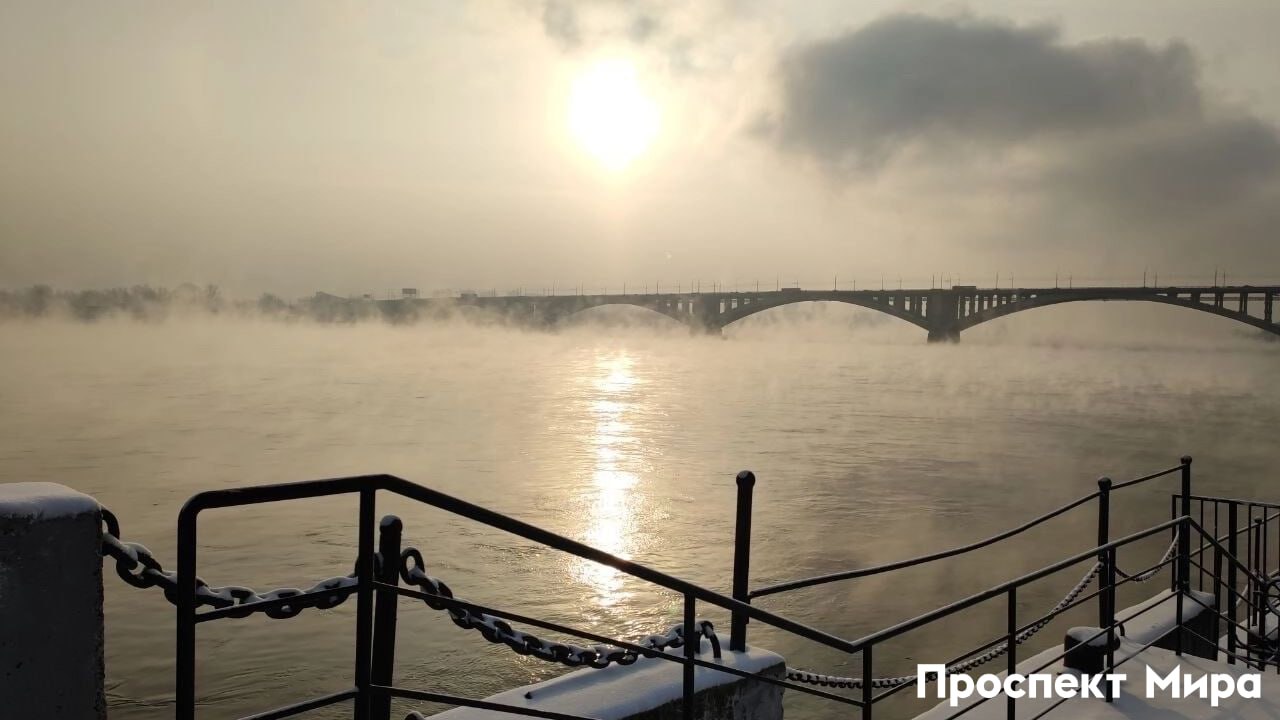 Красноярец упал в Енисей у речного вокзала его доставали спасатели О случае рассказали краевые спасатели Ночью 20 декабря им пришел вызов о том что мужчина находится в воде держится за привальное устройство у причала и просит о помощи Спасатели выехали на место и достали 33 летнего мужчину из воды Выяснилось что он был пьян Красноярца доставили в спасательное подразделение отогрели в душе и передали медикам prmira news