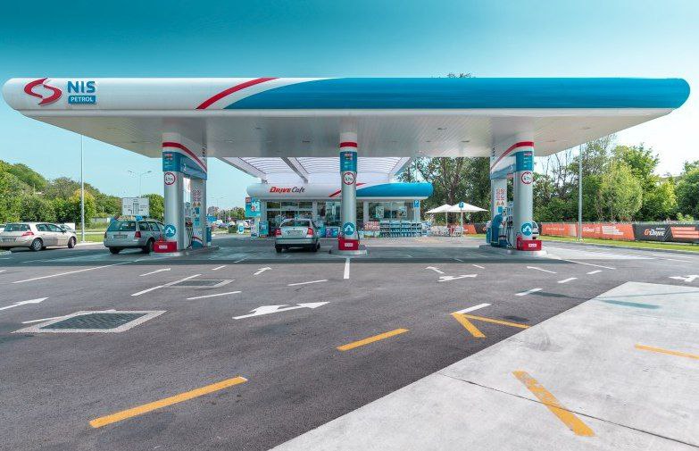 Вокруг вопроса о владении сербской нефтяной компанией NIS доля в которой принадлежит российской Газпром нефти идут переговоры сообщил глава российского МИД Сергей Лавров США выдвинули требования чтобы именно их приказы выполняло предприятие созданное на основе межправительственного соглашения между Российской Федерацией и Сербией заявил Лавров По его словам в межправительственном соглашении между РФ и Сербией говорится о невозможности никакой национализации без обоюдного согласия На каких условиях согласие может быть достигнуто Я не знаю этим занимаются министры энергетики соответствующие экономические операторы в том числе и в других странах компании которые так или иначе сотрудничали с Нефтяной индустрией Сербии Но то что справедливость должна всегда быть критерием для меня никаких сомнений нет потому что иначе мы создаем прецеденты для многих других стран Это никому не надо сказал Лавров Ранее сербские власти сообщили что попросили управление по контролю за иностранными активами США продлить лицензию на работу на основании переговоров с третьей стороной Пресс служба NIS Telegram Max