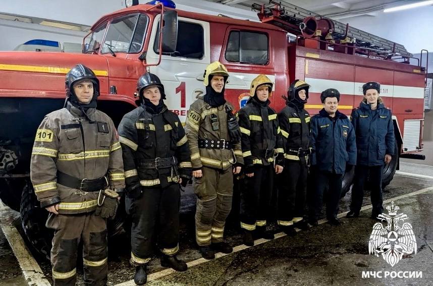 Огнеборцы спасли человека на пожаре    Сегодня в городе Тверь пожарные  0  1   и  ликвидировали возгорание в квартире.    ‍  Во время разведки огнеборцы обнаружили в горящей квартире человека и эвакуировали наружу.     В результате пожара повреждена внутренняя отделка квартиры.      Дознавателями МЧС Тверской области устанавливаются обстоятельства и причина пожара.