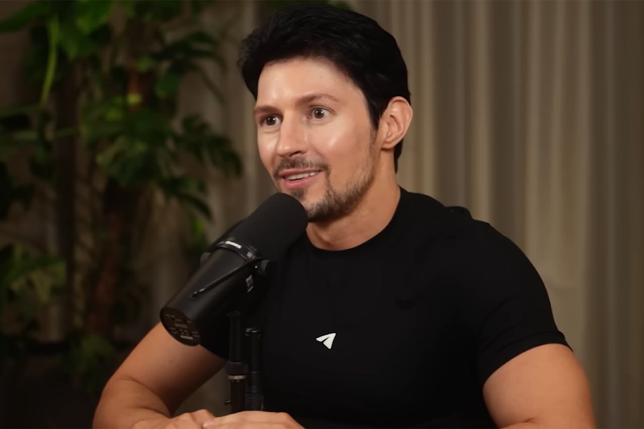 Дуров заявил о давлении ЕС на технологические компании Павел Дуров заявил что Евросоюз вводит нормы которые фактически невозможно выполнить и которые используются для давления на технологические компании По его словам таким образом регулирующие органы пытаются добиться скрытой модерации высказываний ЕС устанавливает невыполнимые правила чтобы наказывать технологические компании отказывающиеся молча цензурировать свободу слова Мы видели то же самое во Франции безосновательное уголовное расследование а затем спецслужбы предложили свою помощь если Telegram тихо цензурирует свободу слова в Румынии и в Молдавии написал сооснователь Telegram в Х Он также отметил что меры ЕС затрагивают преимущественно платформы на которых публикуются неудобные и альтернативные точки зрения При этом сервисы использующие алгоритмическое ограничение аудитории сталкиваются с меньшим вниманием регуляторов несмотря на более значимые проблемы с контентом Читайте Газету Ru в MAX Участвуйте в розыгрыше