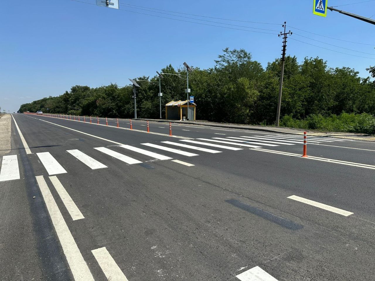 Отрезок дороги Армавир Курганинск ремонтируют в Новокубанском районе Ремонтные работы проводятся в рамках нацпроекта Инфраструктура для жизни Работы стартовали в октябре прошлого года На участке обновят покрытие нанесут горизонтальную разметку из термопластика которая обеспечит хорошую видимость даже в условиях темное время суток По утвержденным графиках работы завершат в четвертый квартал 2027 года Также в Новороссийске по нацпроекту Туризм и гостеприимство обустроили новые залы музейно исторического комплекса Абрау Дюрсо В обновленных залах в музейно исторического комплекса уже принимают гостей В рамках нацпроекта Туризм и гостеприимство в 2025 году средства также направили на создание и развитие 18 пляжей в Анапе Новороссийске Сочи Геленджике Темрюкском районе и Туапсинском муниципальном округе Мы в ВК Мы в МАХ