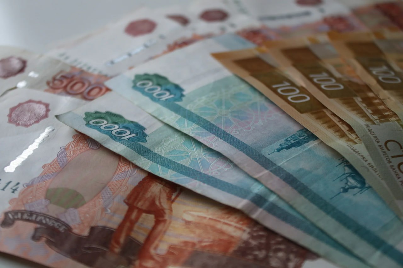 62 млн рублей в карман на подконтрольные счета трое туляков предстанут перед судом за неуплату налогов Фигуранты дела руководители и бухгалтер компании Фасилити Менеджмент Групп в возрасте 40 55 и 63 лет сообщили в региональной прокуратуре Товарищи с 2019 по 2023 год зарегистрировали на своих знакомых несколько фирм и купили у них электронные средства платежа для незаконных операций А в 2022 2023 годах они занижали сумму НДС в налоговых декларациях Для этого использовали фиктивные счета фактуры на поставки товаров Из за их действий в бюджет не поступило более 61 7 млн рублей Деньги же злоумышленники переводили на подконтрольные счета чтобы легализовать их