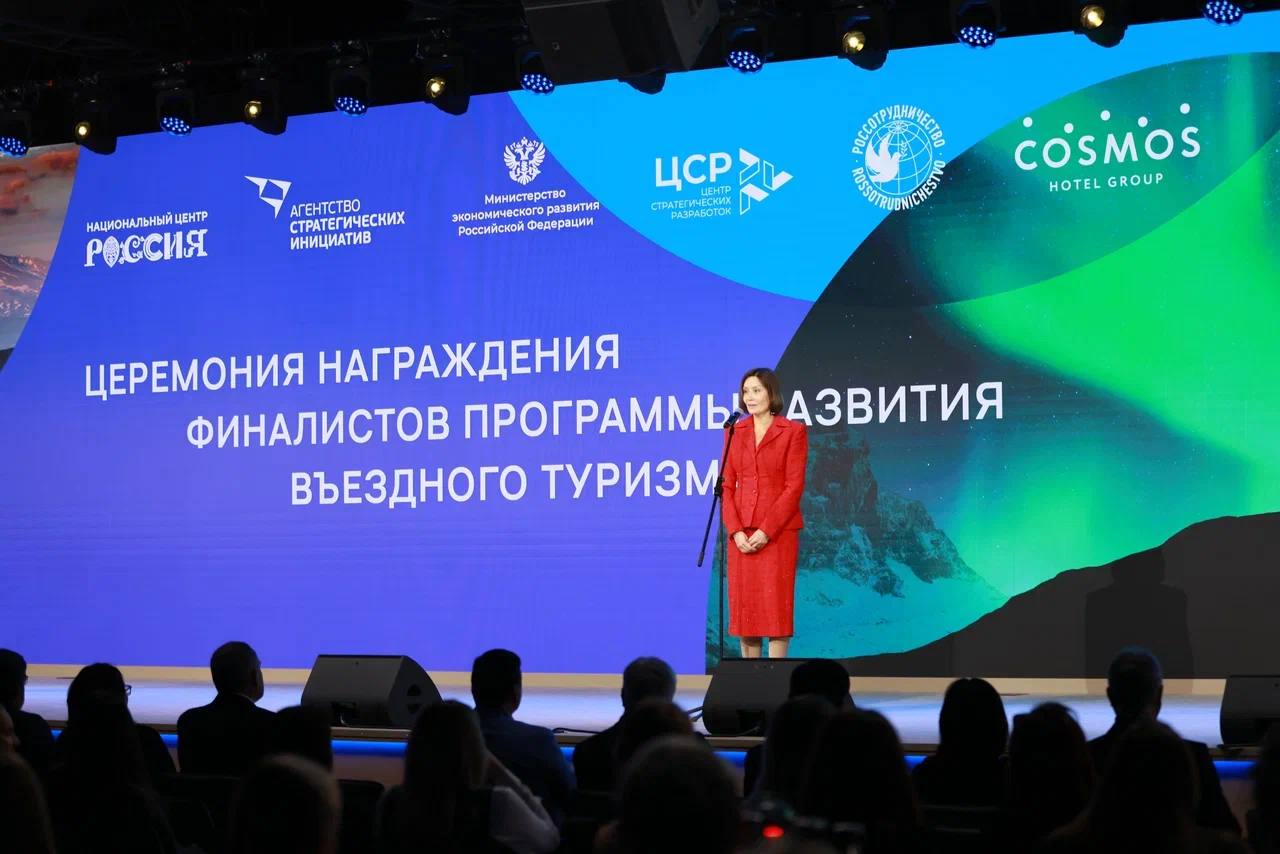 По сообщению Агентства стратегических инициатив АСИ в Москве подвели итоги отбора регионов финалистов программы по развитию въездного туризма Открой твою Россию Она реализуется АСИ совместно с Центром стратегических разработок ЦСР при поддержке Минэкономразвития России Россотрудничества и Cosmos Hotel Group В Национальном центре Россия представители субъектов РФ презентовали свои туристические продукты после чего экспертный совет определил 10 регионов с самыми перспективными проектами В их числе оказались Республика Алтай и Алтайский край представившие совместный межрегиональный туристический маршрут а также Амурская и Иркутская области создавшие киномаршрут по мотивам российско китайского художественного фильма Красный шёлк В список финалистов также вошли Тюменская область Приморский край Ханты Мансийский автономный округ Югра Мурманская Сахалинская и Тульская области Подробнее по ссылке