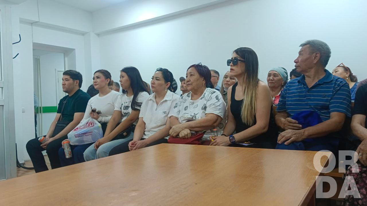 Выступали против АЭС активистам вынесли приговор В Алмалинском районном суде Алматы закончили рассматривать дело активистов которые выступали против строительства атомной электростанции в РК По версии следствия пятеро мужчин предпенсионного и пенсионного возраста хотели 6 октября 2024 года в день проведения референдума по проекту АЭС устроить беспорядки и оказать властям вооружённое сопротивление Гособвинитель запросил для обвиняемых по пять лет тюрьмы Судья Ернар Касымбеков приговорил всех фигурантов к четырём годам ограничения свободы После оглашения приговора присутствующие в зале суда разразились аплодисментами t me orda kz