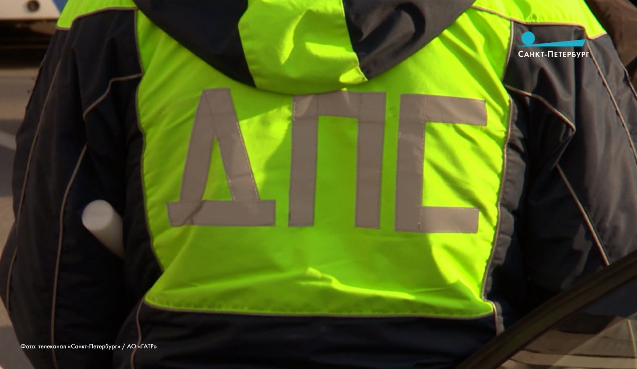 Полицейская погоня перешла с улиц Петербурга в акваторию Невы Вчера вечером в 20 46 около дома 7 по улице Чугунная водитель автомобиля Порш Каен попытался скрыться от проверки ГИБДД спровоцировав погоню по улицам города В салоне находились его жена и дети На Кондратьевском проспекте мужчина бросил автомобиль и прыгнул в Неву Сотрудники ДПС используя автомобильный трос достали беглеца и передали его медикам с переохлаждением Пассажиры во время погони не пострадали Установлено что водитель ранее был лишен прав и испугавшись ответственности решил скрыться от полиции Наши новости в Телеграм VК ОK MAX