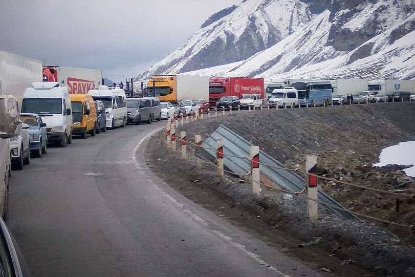 В Армении закрыты некоторые автодороги из-за снега и тумана  Спасательная служба Армении сообщает о закрытии ряда автодорог на территории страны из-за неблагоприятных погодных условий.  В Арагацотнской области закрыта дорога, ведущая от метеостанции Амберд к озеру Кари. На Дилижанских поворотах идет снег, а в высокогорных районах Сюника наблюдается туман.  Кроме того, закрыта автодорога Степанцминда-Ларс для грузовых автомобилей.