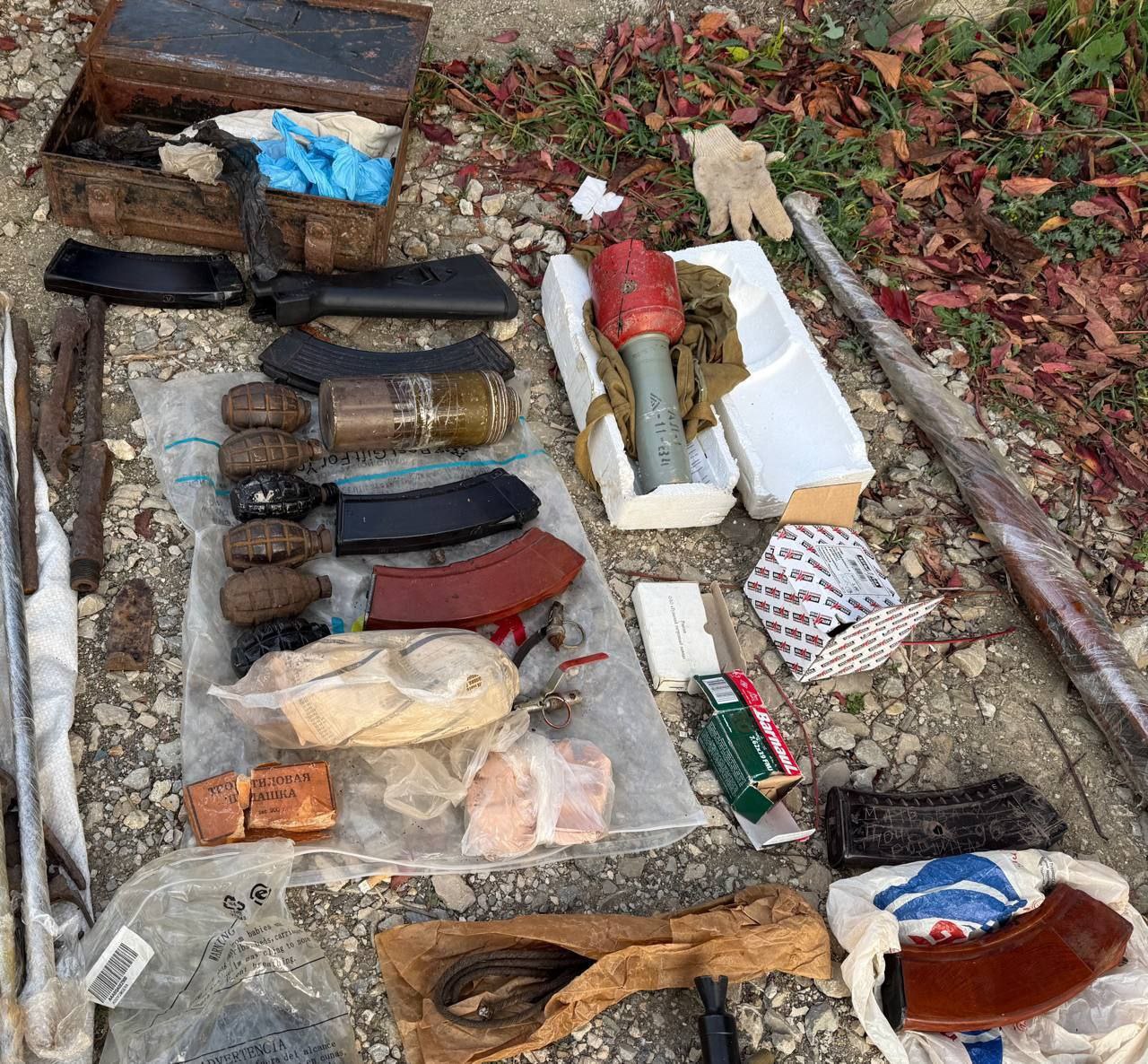 В Судаке у местного жителя изъят богатый арсенал незаконно хранящегося оружия и боеприпасов  Сотрудниками ОМВД России по г Судаку во взаимодействии с коллегами из УФСБ России по Республике Крым и г Севастополю установлена причастность 48 летнего местного жителя к хранению взрывчатых веществ взрывных устройств боеприпасов и оружия без соответствующего разрешения предусмотренного законодательством Российской Федерации Следственным отделом ОМВД России по г Судаку возбуждены уголовные дела по ч 1 ст 222 УКРФ Незаконные приобретение передача сбыт хранение перевозка пересылка или ношение оружия основных частей огнестрельного оружия боеприпасов и по ч 1 ст 222 1 УК РФ Незаконные приобретение передача сбыт хранение перевозка пересылка или ношение взрывчатых веществ или взрывных устройств Фигуранту может грозить максимальное наказание до 8 лет лишения свободы Он под подпиской о невыезде