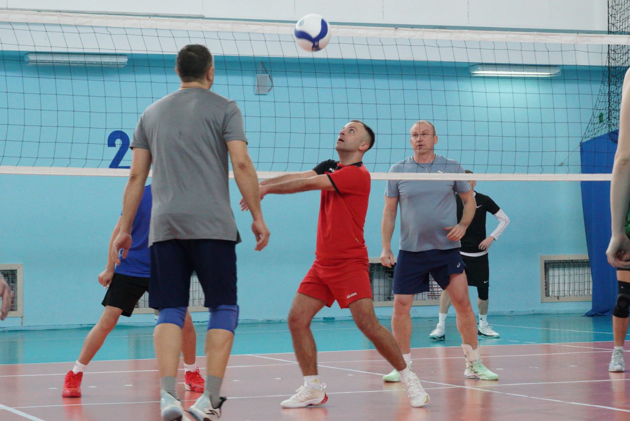 На Сахалине первыми отметили день рождения волейбола Волейбольная команда профессионального спортивного клуба Сахалин совместно с командой слабослышащих волейболистов Ласточка отметили международный день рождения любимой игры масштабным турниром В соревнованиях приняли участие более 40 участников из 6 команд каждая из которой состояла из 5 любителей и 2 профессиональных волейболистов После жеребьевки команды сразились в двух подгруппах за выход в финал где после уже стали известны команды победители Сегодня получился замечательный праздник волейбола в котором мы с радостью приняли участие Эта игра объединяет множество людей разных возрастов и очень здорово что профессиональная команда проводит такие мероприятия где у каждого любителя есть возможность сыграть с настоящими волейболистами выступающими в чемпионате России поделились своими эмоциями участница соревнований Ольга Ерофеева По итогам финальным матчей первое место заняла команда Волейбол вторыми стали игроки команды Звезда и замкнула тройку призеров команда РЖД Все победители и участники соревнований были награждены медалями и грамотами а также яркими эмоциями и впечатлениями Завершился турнир торжественным разрезанием торта и стал настоящим спортивным праздником объединившим всех любителей волейбола в одну большую спортивную семью Больше фотографий Вконтакте