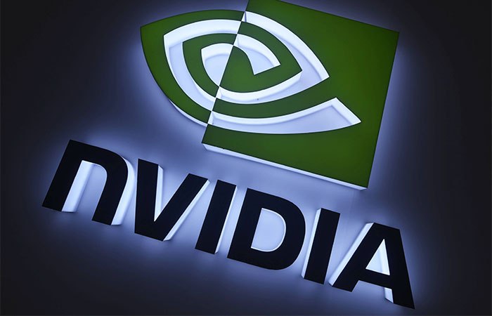 Nvidia увеличила чистую прибыль в III финквартале в 1 7 раза выручка обновила рекорд Американский разработчик графических процессоров Nvidia Corp в третьем финансовом квартале увеличил чистую прибыль в 1 7 раза выручку в 1 6 раза при этом последняя вновь побила рекорд Как говорится в пресс релизе Nvidia чистая прибыль по итогам квартала завершившегося 26 октября составила 31 91 млрд по сравнению с 19 31 млрд за сопоставимый период предыдущего года Прибыль в расчете на акцию увеличилась до 1 3 с 0 78 годом ранее Скорректированная прибыль также составила 1 3 на акцию превысив консенсус прогноз опрошенных LSEG аналитиков 1 25 Квартальная выручка компании выросла до 57 01 млрд с 35 08 млрд годом ранее при среднем прогнозе экспертов в 54 92 млрд Доход в сегменте дата центров увеличился на 66 до рекордных 51 2 млрд что оказалось выше ожиданий рынка 49 09 млрд Согласно прогнозу Nvidia в текущем финквартале ее выручка составит 65 млрд плюс или минус 2 ifax go