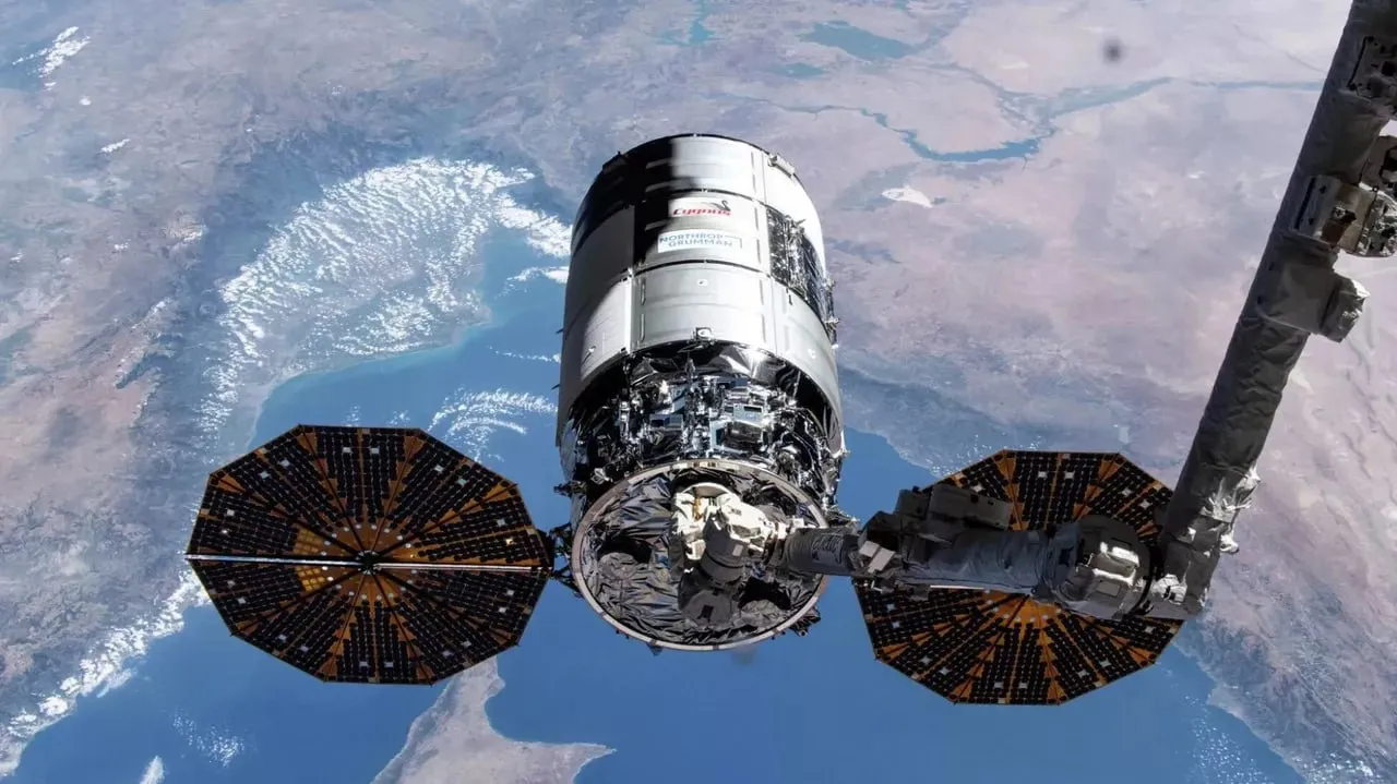 В NASA сообщили об успешном запуске космического грузовика Cygnus XL к МКС Трансляция велась на сайте Национального управления по аэронавтике и исследованию космического пространства Ракета носитель Falcon 9 компании SpaceX стартовала с космодрома на мысе Канаверал в штате Флорида Почти пять тонн научного оборудования и грузов отправлены на Международную космическую станцию на борту Cygnus заявили представители NASA Они добавили что грузовой корабль произведёт стыковку с орбитальной станцией 13 апреля Подписаться на Говорит Москва Telegram VK MAX