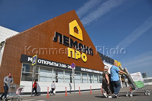 Компания владелец Лемана ПРО выиграла спор с Выборгской таможней на 638 млн рублей ООО Ле монлид владелец Лемана ПРО бывший Leroy Merlin выиграло спор с Выборгской таможней на 638 6 млн рублей В июле 2024 года таможня начислила компании 709 55 млн рублей дополнительных платежей за май 2021 года декабрь 2023 года Причиной стало невключение в таможенную стоимость лицензионных выплат за торговые марки Леруа Мерлен и Leroy Merlin Суд обязал таможню вернуть компании начисленную сумму за вычетом 70 95 млн рублей так как Ле монлид утверждало что большая часть платежей не относится к ввезенным товарам Выборгская таможня планирует подать апелляционную жалобу на решение суда заявил начальник ведомства Георгий Иванов Фото Дмитрий Лебедев Коммерсантъ kommersant spb