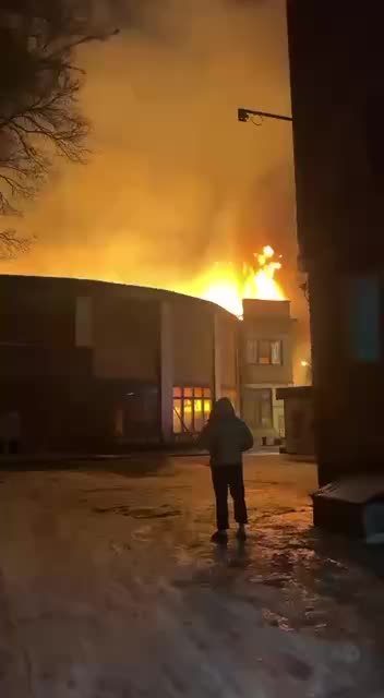 В Уссурийске сгорело здание цирка, оставшееся заброшенным