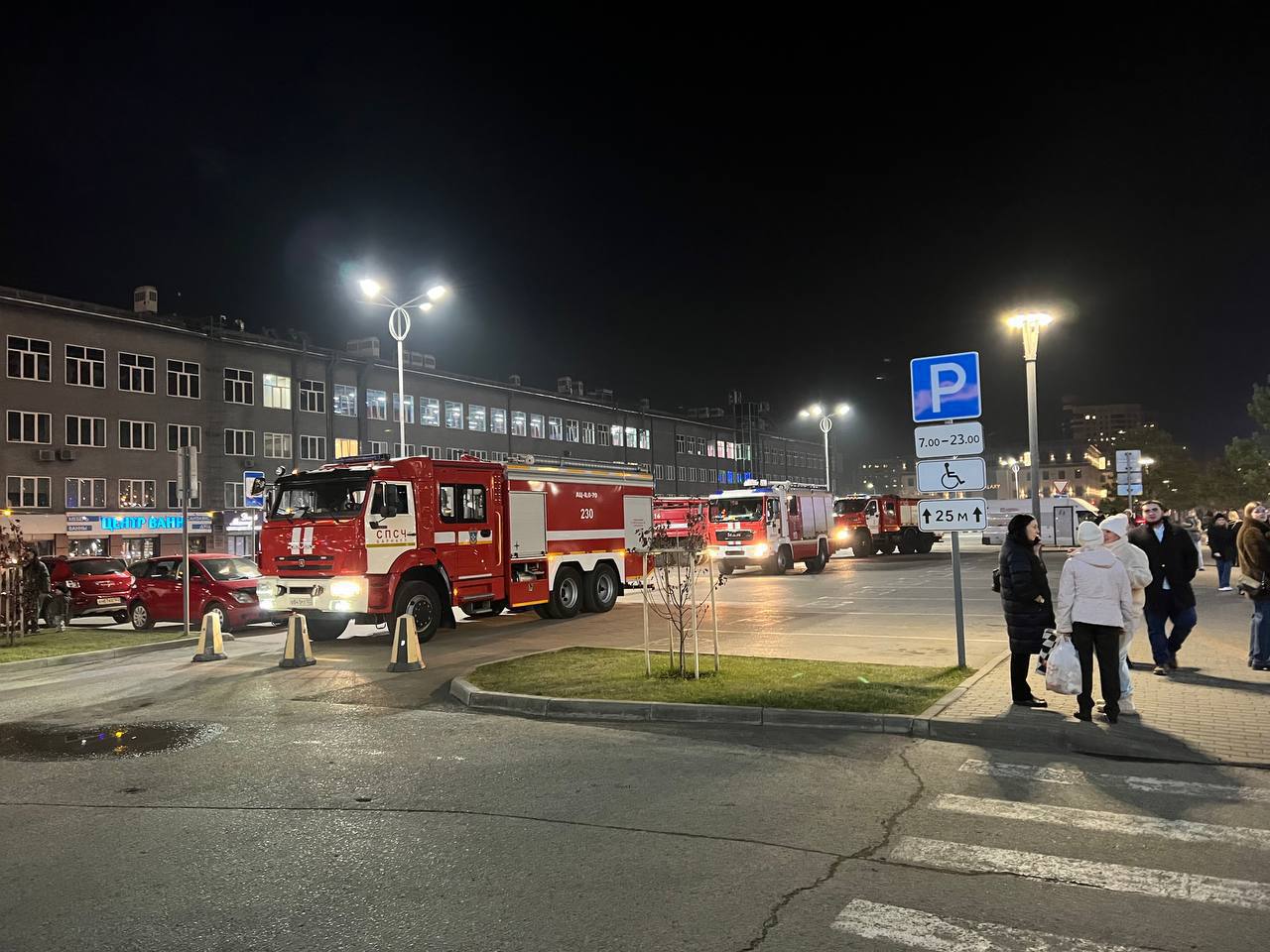 Людей эвакуировали из ТРЦ Галактика в Барнауле Причина краткосрочное воспламенение жира в вентиляции одного из заведений общепита рассказали в МЧС Алтайского края Возгорание ликвидировали Сотрудники МЧС проверили кровлю и помещения Пострадавших нет