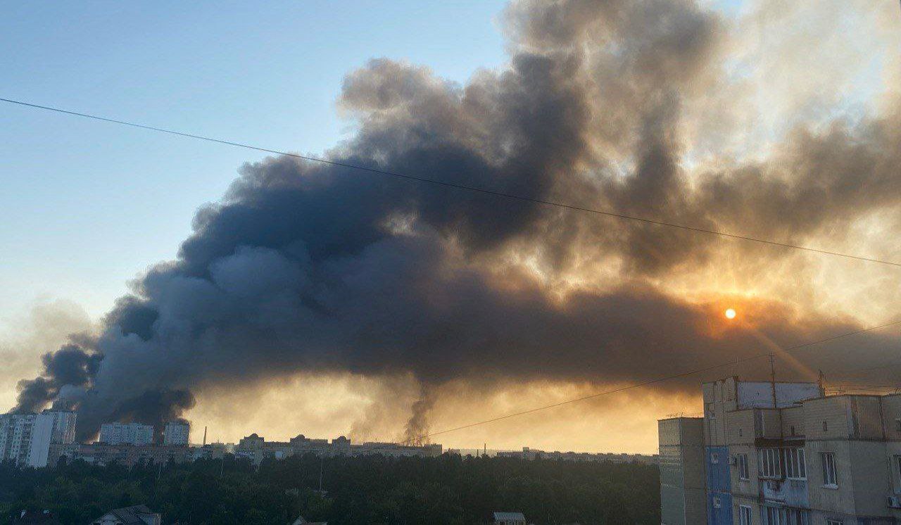 Киев. На втором фото ПВО ВСУ в очередной раз пробило "окно в Европу".