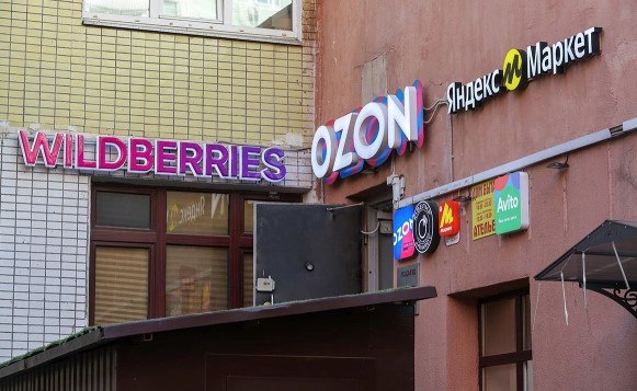 Война скидок: как ретейлеры хотят запретить Wildberries и Ozon демпинговать? Крупнейшие ретейлеры X5, «Магнит», «Лента», «М.Видео», «Детский мир» и онлайн-игроки «Яндекс Маркет», Lamoda требуют ограничить скидки маркетплейсов 10% от оборота — сейчас WB тратит до 22% ₽550 млрд в 2023 году ; Главная претензия: демпинг ведет к монополизации — комиссии для продавцов выросли до 30%, а цены в офлайне становятся неконкурентоспособными; Предложение ускорить введение закона о платформенной экономике до 1 марта 2026 года и обязать площадки проверять маркировку товаров. Wildberries и Ozon финансируют скидки за счет роста комиссий — продавцы теряют 15-20% прибыли, а малый бизнес вытесняется с рынка Контрдоводы маркетплейсов: → Wildberries: «Ограничение скидок навредит покупателям — это попытка затормозить прогресс»; → Ozon: «58 млн покупателей выбирают нас из-за цен — лишь 2% продавцов отказываются от наших скидок».