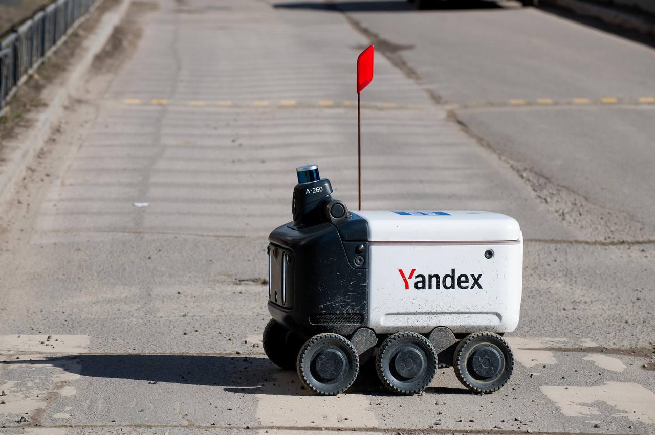 В Петербурге роботы курьеры развезли несколько сотен заказов За три недели автоматизированные курьеры доставили покупки жителям Северной столицы 661 раз сообщила замглавы комитета по транспорту города Александра Бахмутская Происшествий с роботами зафиксировано не было С 9 декабря число роверов в городе увеличат с 14 до 17 Также для роботов появится новый маршрут доставки Впрочем на густонаселённые и центральные районы города проект расширять в ближайшее время не планируется На сегодняшний день средняя оценка доставки роботами курьерами в Петербурге составляет 4 88 балла Средняя скорость доставки 18 5 минуты при движении робота со скоростью 4 км ч Сергей Ермохин ДП Подписаться на ДП в Telegram MAX