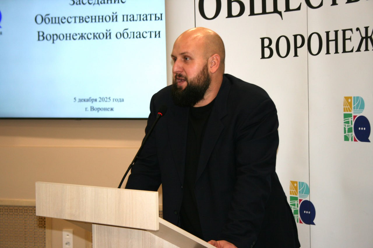 На итоговом пленарном заседании Общественной палаты председатель комиссии по туризму Михаил Глущенко задал губернатору Александру Гусеву вопрос о том планируется ли в следующем году усилить туристическую сферу региона Общественник указал на необходимость решения инфраструктурных проблем таких как обустройство туалетов и мусорных площадок на популярных маршрутах чтобы повысить комфорт для гостей Также Михаил Глущенко озвучил предложение по развитию профориентационного и промышленного туризма для школьников всей области Для этого по его мнению требуется административная поддержка на региональном уровня Также он обратился с просьбой обеспечить все учебные заведения области специально разработанным путеводителем который можно было бы использовать в качестве учебного пособия на уроках по краеведению и туризму Отвечая Александр Гусев подтвердил что по развитию туристических направлений уже сформированы планы Он сообщил что в регионе продолжают работать над созданием и развитием объектов притяжения которые оставят у посетителей положительные эмоции В частности не оставлена идея обустройства Петровского острова хотя её реализация сдерживается сложностями с финансированием Что касается путеводителя то губернатор поручил коллегам зафиксировать это предложение для дальнейшего рассмотрения отметив что такой формат представления области для школьников может быть полезным