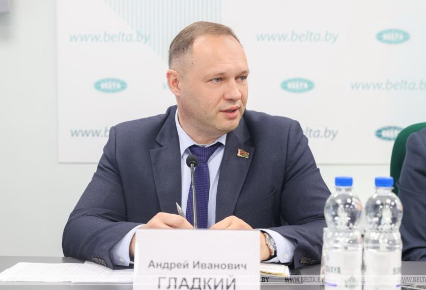В Беларуси приступили к созданию единой системы оплаты проезда в транспорте общего пользования Система создается на базе процессингового центра ГП Минсктранс Она будет внедрена в Минске и в регионах республики Об этом сообщил начальник управления автомобильного и городского пассажирского транспорта Минтранса Андрей Гладкий на пресс конференции посвященной Дню автомобилиста и дорожника Также совместно с предприятием Столичный транспорт и связь разрабатывается единая система продажи билетов на автоперевозки пассажиров в регулярном сообщении Проект предполагает объединение систем бронирования и продажи билетов в единую цифровую платформу доступную пассажирам в том числе с мобильных приложений интеграцию электронных сервисов при международных автомобильных перевозках пассажиров в ГИС и др Предполагается что единая государственная информационная система продажи билетов заработает с 1 мая 2027 года В итоге пассажиры смогут получать актуальную информацию о расписании маршрутах и транспортных средствах всех автомобильных перевозчиков в регулярном сообщении выбирать оптимальный маршрут поездки из предлагаемых маршрутов отслеживать движение автобусов бронировать места удаленно приобретать билеты и оплачивать проезд провоз багажа В настоящее время подготовлен соответствующий проект указа Главы государства ТРАНСПОРТ ОБЩЕГО ПОЛЬЗОВАНИЯ mintransbelarus