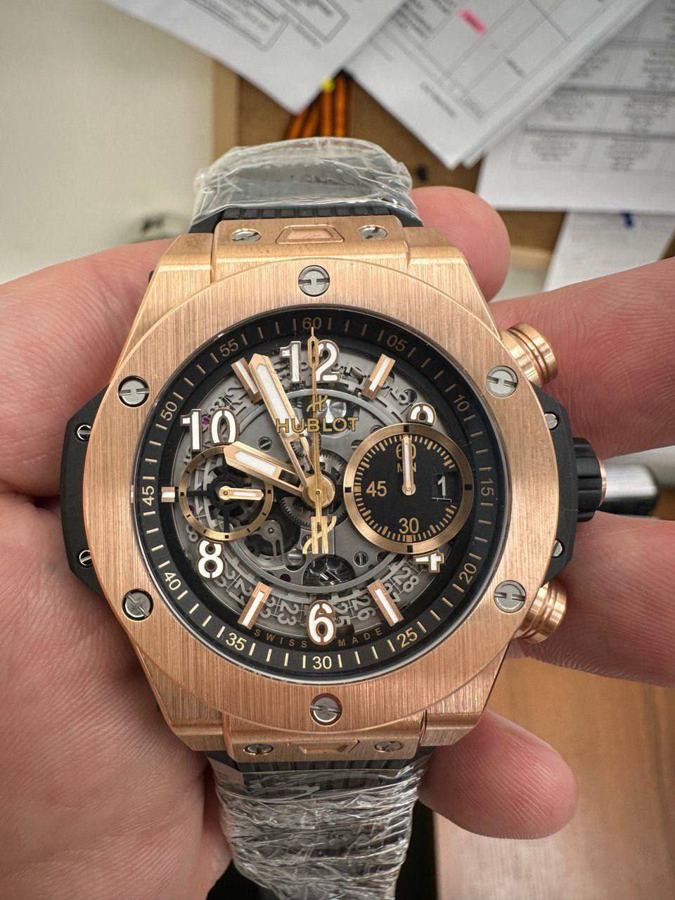 Незадекларированные часы HUBLOT стоимостью 3,5 млн рублей обнаружили шереметьевские таможенники у иностранного гражданина из Китая. Ценный товар он пытался спрятать в кармане брюк. Пассажира инспекторы остановили на «зеленом» коридоре для выборочного контроля. В кармане брюк у него находился белый сверток с наручными часами. Экспертиза установила, что это оригинальные часы, изготовленные из золота 750 пробы. Сумма неуплаченных таможенных платежей составила 768 тыс. рублей. Возбуждено уголовное дело по ч. 1 ст. 226.1 УК РФ контрабанда стратегически важных товаров . Санкция статьи предусматривает наказание в виде штрафа до миллиона рублей или лишения свободы на срок до пяти лет.
