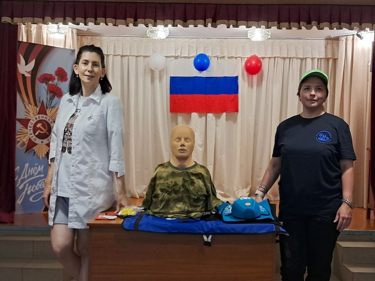 9 июля в Досуговом центре села Екатериновка Добровского района прошло очередное занятие по оказанию первой помощи при жизнеугрожающих ситуациях, организованное студентками 3 курса специальности «Лечебное дело» Липецкого медицинского колледжа — Олесей Герценой и Светланой Чепкиной Мероприятие проводилось в рамках реализации проекта, победившего в грантовом конкурсе благотворительного фонда «Милосердие» «Стальное дерево». Обучение было насыщенным и практическим. Сотрудники и гости центра с большим интересом осваивали базовые навыки оказания первой помощи, активно задавали вопросы и участвовали в тренировках. В работе использовались мобильные медицинские тренажёры и симуляторы, что позволило максимально приблизить занятие к реальным условиям. Среди участников — медицинская сестра местного фельдшерско-акушерского пункта, с которой студентки обсудили ряд профессиональных аспектов оказания помощи. Также в мероприятии приняли участие подростки, приехавшие в село на летние каникулы — они с интересом наблюдали за занятием и задавали много вопросов. Студентки продемонстрировали важные спасательные приёмы: сердечно-лёгочную реанимацию при потере сознания и приём Геймлиха для удаления инородного тела из дыхательных путей. Обучение было доступным, понятным и максимально приближённым к жизни. Практическая значимость занятия, профессиональный подход и доброжелательность студенток оставили яркое впечатление у всех присутствующих. Жители села Екатериновка уже пригласили Олесю и Светлану в гости снова — для продолжения обучения и расширения знаний в области первой помощи.
