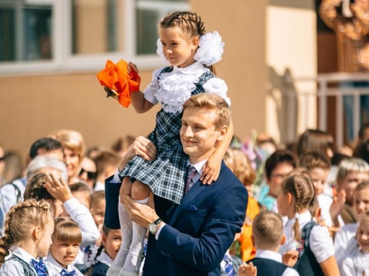 Родители через Госуслуги подали более 1 млн заявлений на зачисление в первый класс Это на 13 больше чем в приёмную кампанию прошлого года уточнили в Минцифры Порталом пользовались родители 75 детей из регионов где был доступен сервис в Москве и Московской области запись велась на региональных порталах Всего с помощью Госуслуг родители записали в первый класс около 2 3 всех первоклассников в стране говорится в Telegram канале ведомства В публикации отмечается что в 90 случаев заявления на поступление в школы подавали матери От Первого Лица Бусты