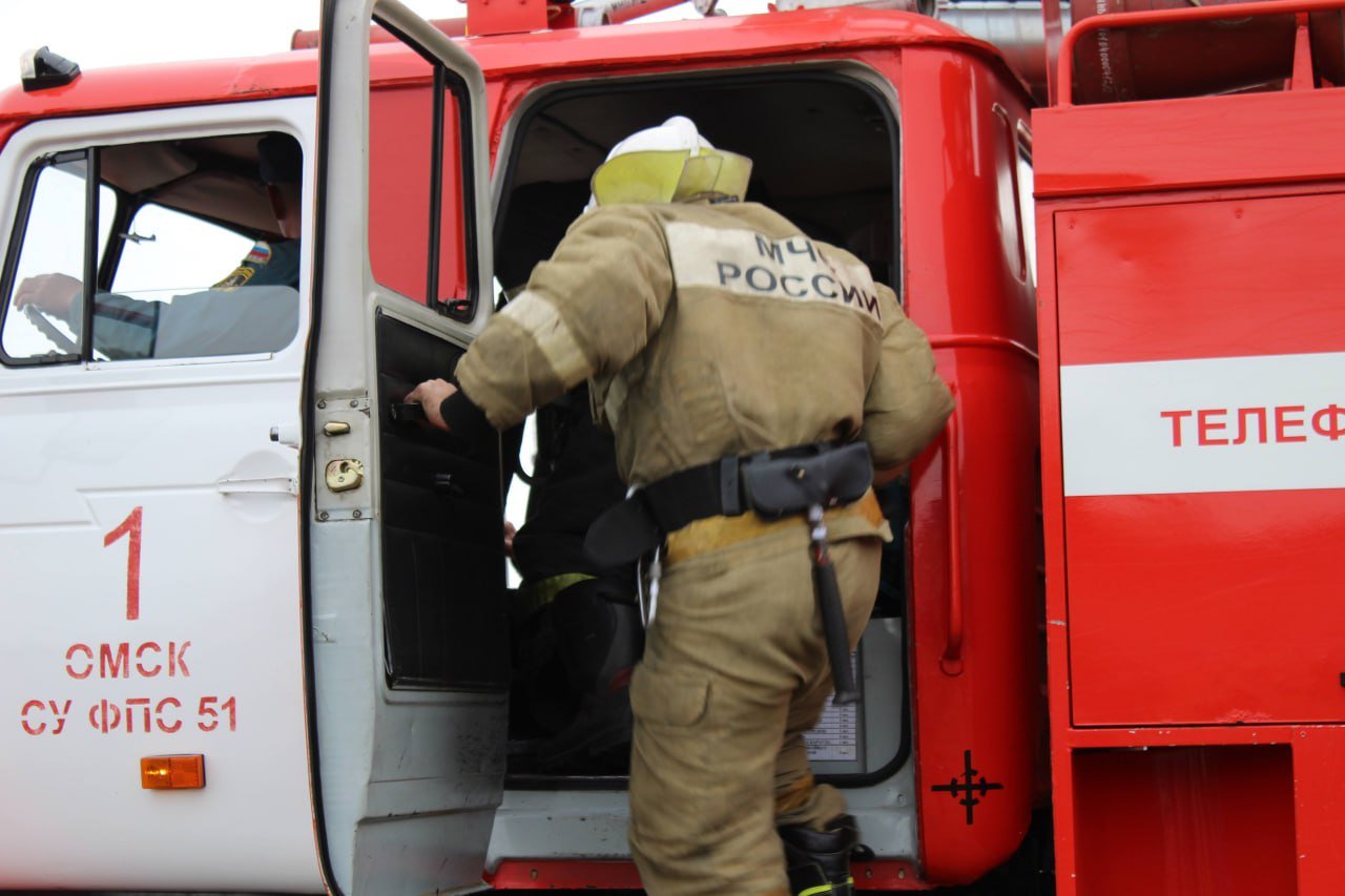 В северной промзоне Омска произошло возгорание  Очевидцы сообщают, что на месте был заметен дым и слышен звук сирен. Как стало известно порталу Om1 Омск, на заводе «Полиом» загорелась отдельно стоящая техническая емкость, объемом менее 1 м3.  Возгорание оперативно потушили, техническое оборудование не пострадало, предприятие работает в штатном режиме.