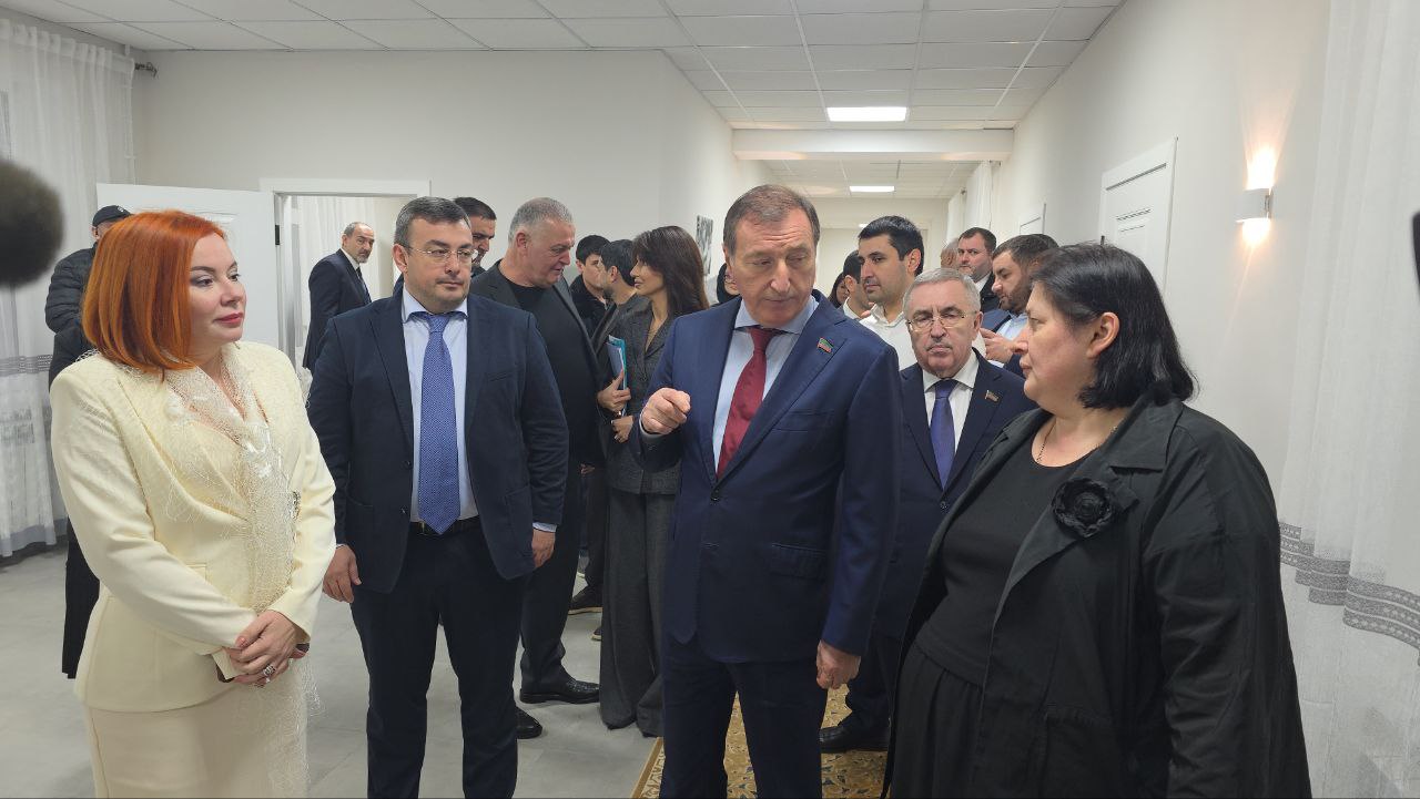Председатель НС РД Заур Аскендеров сопровождающие его Первый вице спикер Юрий Левицкий депутаты и члены правительства осмотрели обновленный этаж социально реабилитационного центра где по инициативе спикера парламента и при поддержке правительства РД был проведен капитальный ремонт