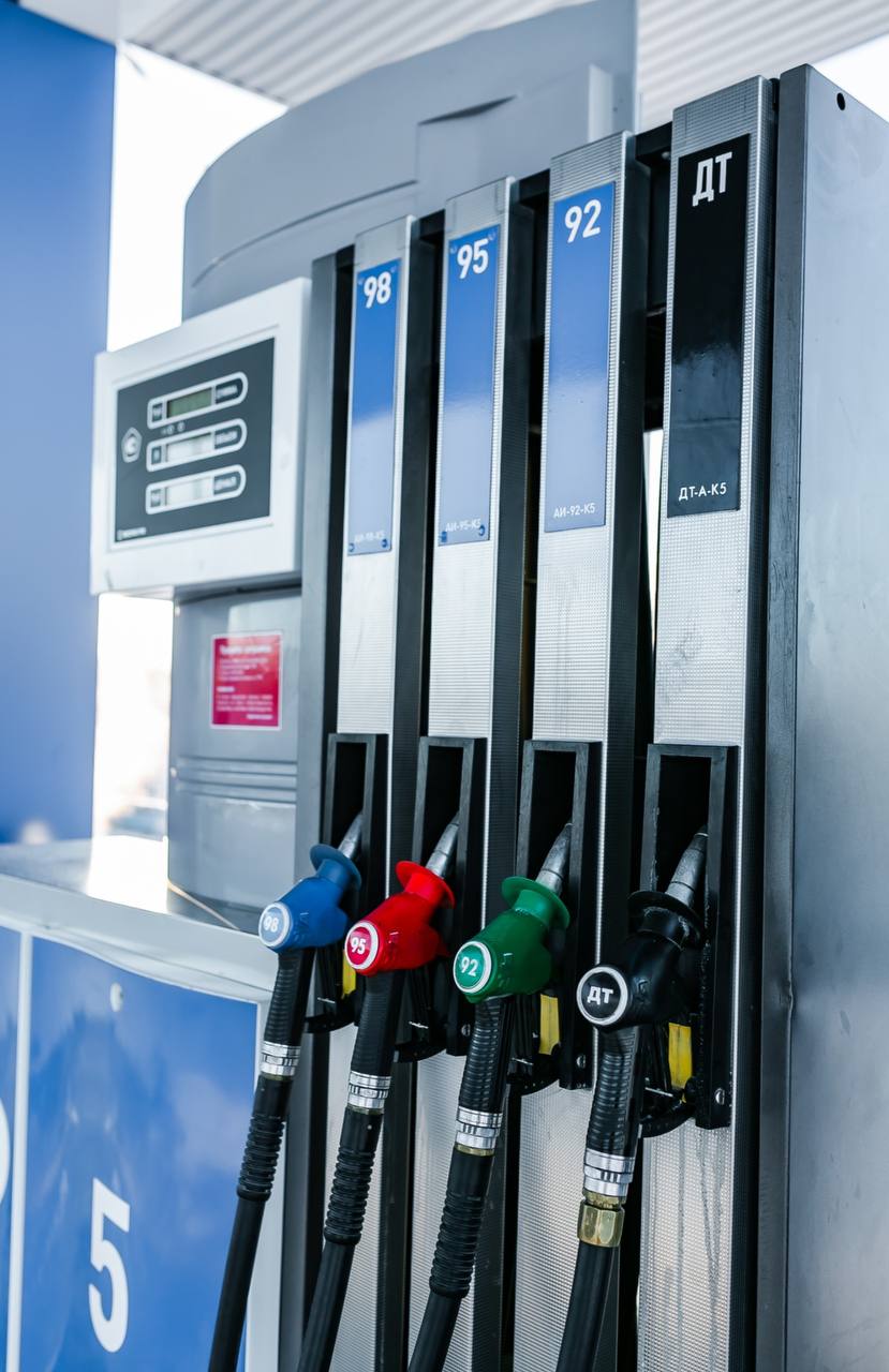 О введении ограничений на реализацию бензинового топлива на АЗС Осенью 2025 года были зафиксированы рекордные простои в работе нефтеперерабатывающих заводов вплоть до 38 от всех мощностей что привело к дефициту бензинового топлива По этой причине отгрузки нефтепродуктов с нефтеперерабатывающих заводов идут с большими задержками что создаёт дефицит топлива на прирельсовых нефтебазах АО Саханефтегазсбыт С ноября этого года АО Саханефтегазсбыт вводит ограничение на реализацию нефтепродуктов на АЗС филиалов Нижне Бестяхская нефтебаза Томмотская нефтебаза и Нагорнинская нефтебаза за наличный и безналичный расчёт в количестве 10 литров на одно транспортное средство Ограничение носит временный и вынужденный характер и продлится до выравнивания топливного баланса Важно отметить что ограничения не будут действовать на все предприятия жизнеобеспечения и системообразующие предприятия районов Яна Байгожаева пресс секретарь АО Саханефтегазсбыт