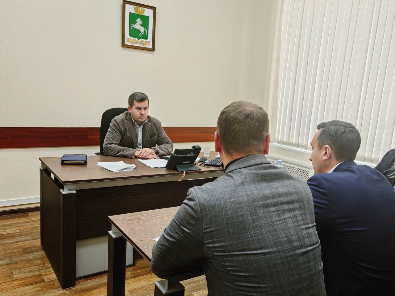 Сегодня в администрации Томска прошёл ставший уже традиционным приём граждан в честь Дня Конституции Ввёл эту традицию Президент России Владимир Путин По поручению губернатора региона Владимира Мазура все главы городов и главы районных администраций встречались с томичами Я тоже вёл прием Большинство вопросов с которыми сегодня обратились люди касались благоустройства К примеру жительница пр Фрунзе очень хочет чтобы проезд во дворе между домами привели в порядок сейчас асфальтовое покрытие в плачевном состоянии Проект на ремонт районная администрация подготовила Заверил томичку в следующем году обязательно сделаем эти работы Обратились и жители пл Южной с просьбой перенести контейнерную площадку которая из за соседства с общежитиями постоянно переполняется Выделил деньги районной администрации на обустройство площадки на новом месте