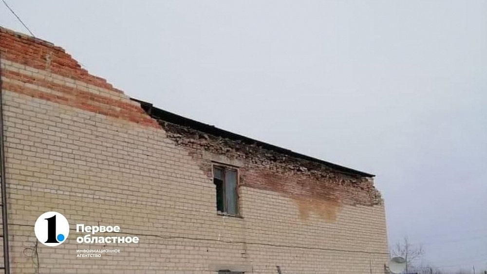Жильцы аварийного дома в Чесме получат новые квартиры раньше срока после вмешательства прокуратуры Дом №12 на улице Ленина был признан аварийным независимой комиссией еще в 2020 году. Однако вопрос оценки состояния дома начали решать только через год – когда на здании обрушилась кирпичная стена. Сначала сроки не были установлены, потом расселять жильцов планировали в 2029 году. С таким решением прокуратура не согласилась, так как физический износ дома составил более 50%. По решению суда, жильцов расселят до конца декабря 2025 года. / Прислать новость